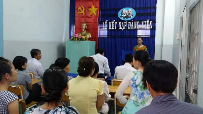 LỄ KẾT NẠP ĐẢNG VIÊN MỚI CỦA CHI BỘ 13