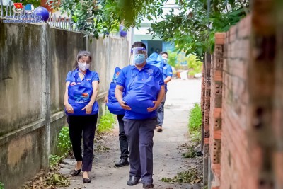 Thăm hỏi tặng quà bà con trên địa bàn phường Phú Thọ, thành phố Thủ Dầu Một