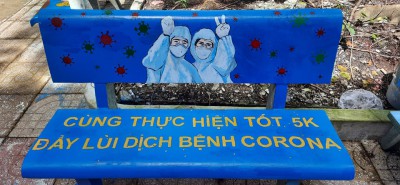 Thay áo mới cho ghế đá sân trường Tiểu học Phú Thọ