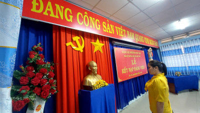 LỄ KẾT NẠP ĐẢNG VIÊN CỦA ĐỒNG CHÍ NGUYỄN KIM TUYỀN TRƯỜNG TIỂU HỌC PHÚ THỌ