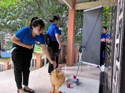 CHI ĐOÀN TRƯỜNG TIỂU HỌC PHÚ THỌ CÙNG ĐOÀN PHƯỜNG THỦ DẦU MỘT RA QUÂN DỌN DẸP VỆ SINH ĐÀI TƯỞNG NIỆM LIỆT SĨ TRÊN ĐỊA BÀN PHƯỜNG