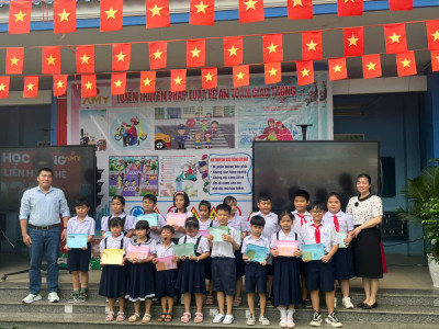 TUYÊN TRUYỀN AN TOÀN GIAO THÔNG THỰC HIỆN CHƯƠNG TRÌNH “CÙNG EM ĐẾN TRƯỜNG” NĂM 2025