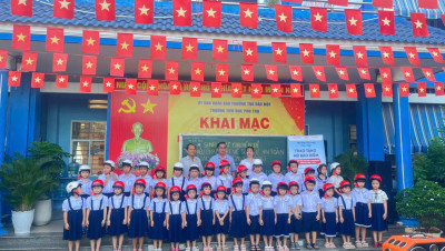 PHÁT TẶNG MŨ BẢO HIỂM CHO HỌC SINH KHỐI 1 HƯỞNG ỨNG THÁNG CAO ĐIỂM VỀ AN TOÀN GIAO THÔNG