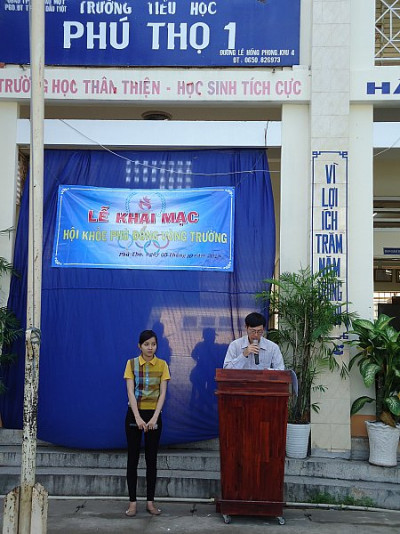 Thầy Hiệu trưởng - Phạm văn Xuân ( Phát biểu Khai mạc HKPĐ)