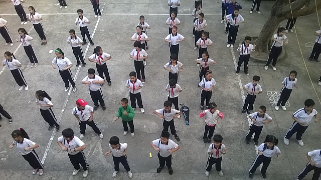 Học sinh múa dân vũ Chicken Dance vào đầu giờ giải lao
