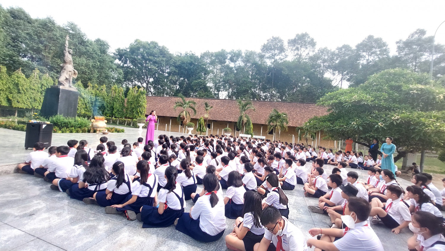 GIỜ HỌC LỊCH SỬ ĐỊA PHƯƠNG CHỦ ĐỀ “EM YÊU TỔ QUỐC VIỆT NAM”
