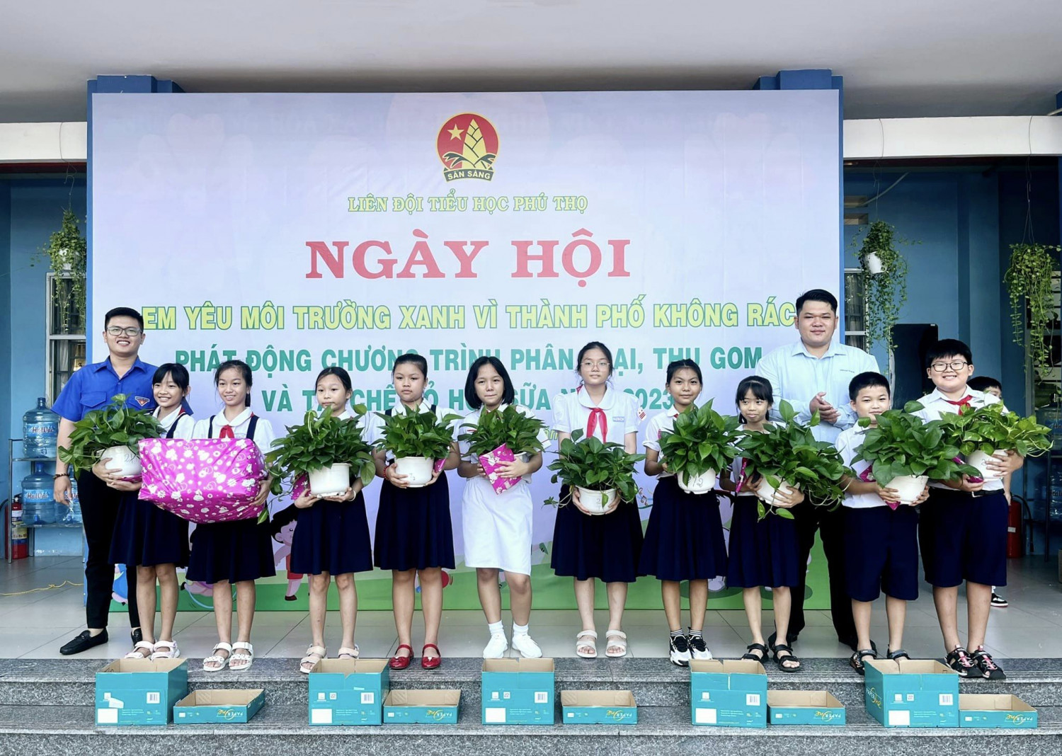 CHIẾN DỊCH THU GOM VỎ HỘP SỮA TẠI TRƯỜNG TIỂU HỌC PHÚ THỌ TRONG NGÀY HỘI “EM YÊU MÔI TRƯỜNG XANH VÌ THÀNH PHỐ KHÔNG RÁC”