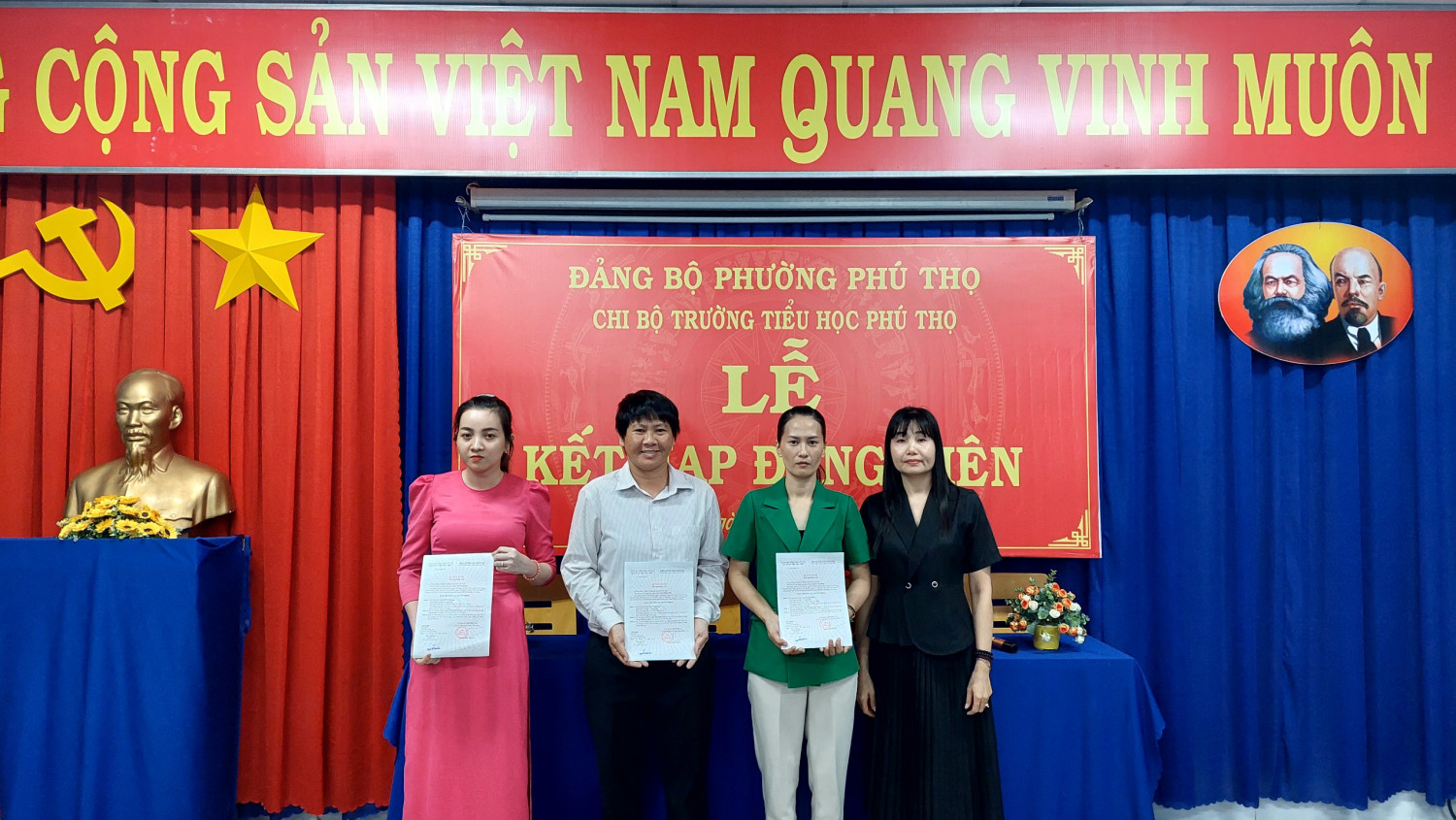 LỄ KẾT NẠP ĐẢNG VIÊN CỦA TRƯỜNG TIỂU HỌC PHÚ THỌ