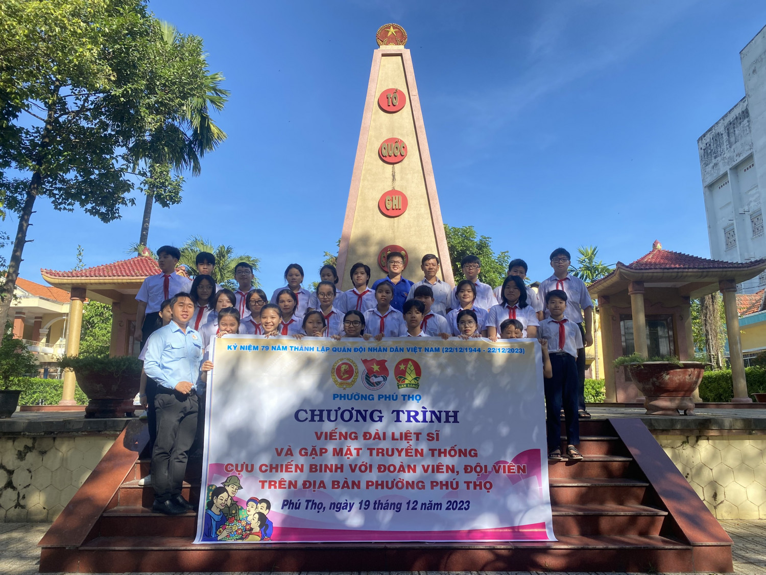 VIẾNG ĐÀI LIỆT SĨ - GẶP MẶT TRUYỀN THỐNG CỰU CHIẾN BINH VỚI ĐOÀN VIÊN, ĐỘI VIÊN TRÊN ĐỊA BÀN PHƯỜNG PHÚ THỌ