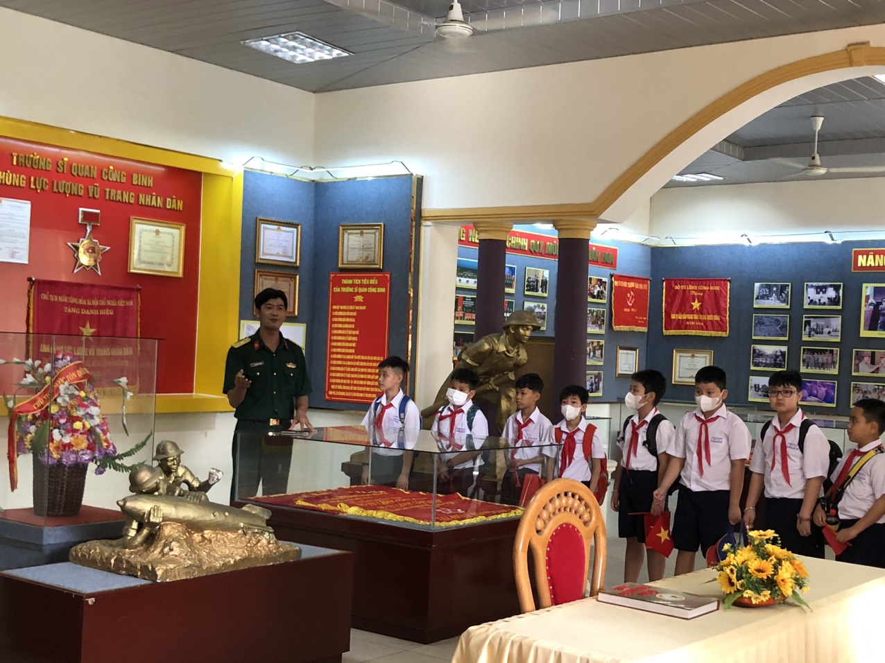 CHƯƠNG TRÌNH GIAO LƯU “EM YÊU CHÚ BỘ ĐỘI CỤ HỒ” CỦA TRƯỜNG TIỂU HỌC PHÚ THỌ  VỚI TRƯỜNG SĨ QUAN CÔNG BINH