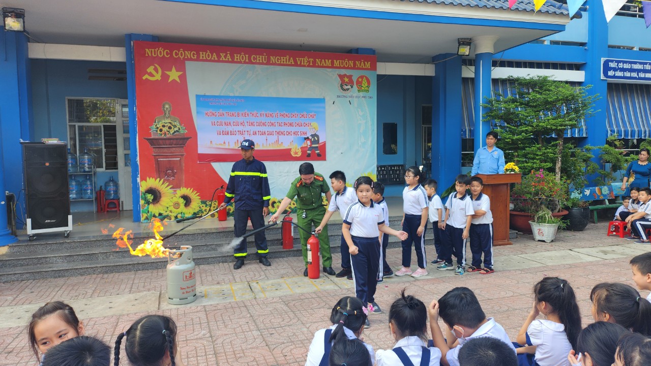 SINH HOẠT CHUYÊN ĐỀ HƯỚNG DẪN TRANG BỊ KIẾN THỨC, KỸ NĂNG VỀ PHÒNG CHÁY CHỮA CHÁY VÀ CỨU NẠN CỨU HỘ, TĂNG CƯỜNG CÔNG TÁC PHÒNG CHÁY CHỮA CHÁY VÀ ĐẢM BẢO AN NINH, TRẬT TỰ, AN TOÀN CHO HỌC SINH NĂM HỌC 2023 – 2024