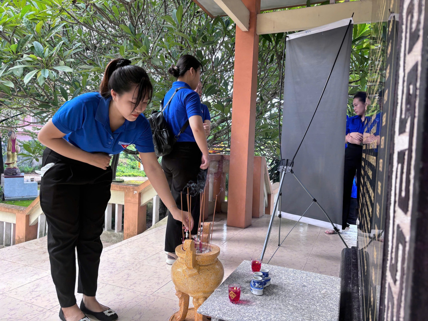 CHI ĐOÀN TRƯỜNG TIỂU HỌC PHÚ THỌ CÙNG ĐOÀN PHƯỜNG THỦ DẦU MỘT RA QUÂN DỌN DẸP VỆ SINH ĐÀI TƯỞNG NIỆM LIỆT SĨ TRÊN ĐỊA BÀN PHƯỜNG