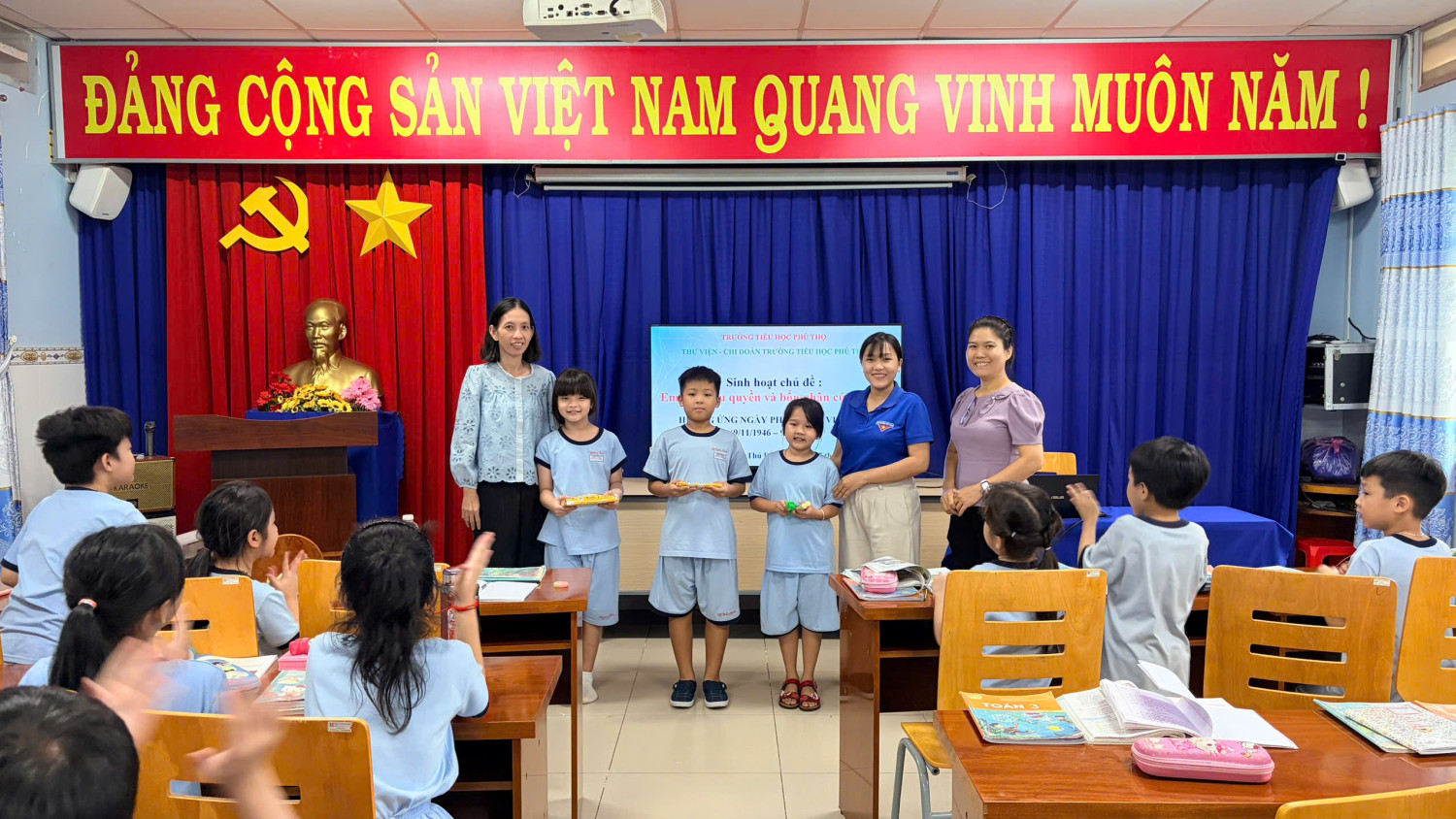 HOẠT ĐỘNG TUYÊN TRUYỀN NGÀY PHÁP LUẬT VIỆT NAM 9/11 TẠI TRƯỜNG TIỂU HỌC PHÚ THỌ