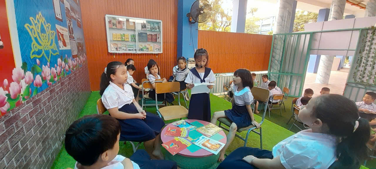 Giáo viên Khối 2 thực hiện Tiết học thư viện tháng 11