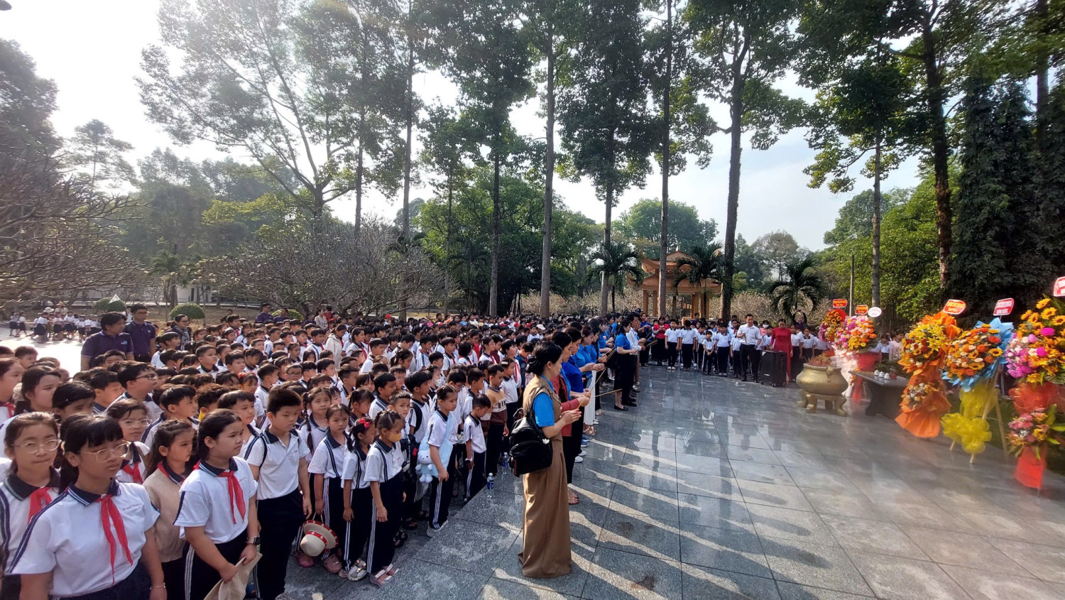 GIỜ HỌC LỊCH SỬ ĐỊA PHƯƠNG CHỦ ĐỀ “EM YÊU TỔ QUỐC VIỆT NAM