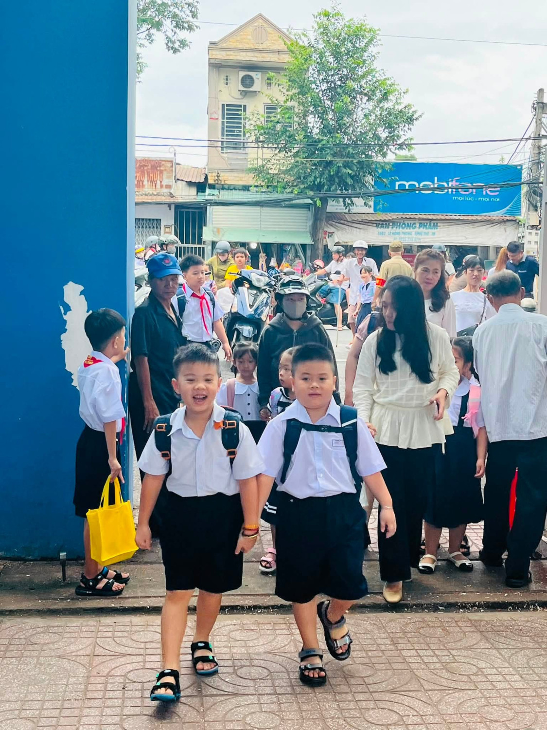 HÂN HOAN CHÀO ĐÓN HỌC SINH LỚP 1 VÀ LỚP 5 TRỞ LẠI TRƯỜNG